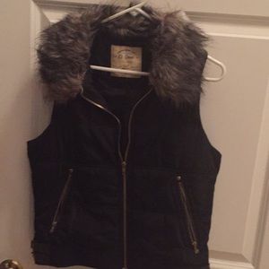 Black vest with fur